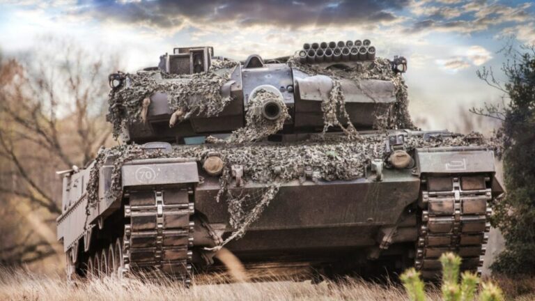 2 Kişilik Tank Savaşı 2 oyununda iki tankın savaş alanında mücadele ettiği sahne