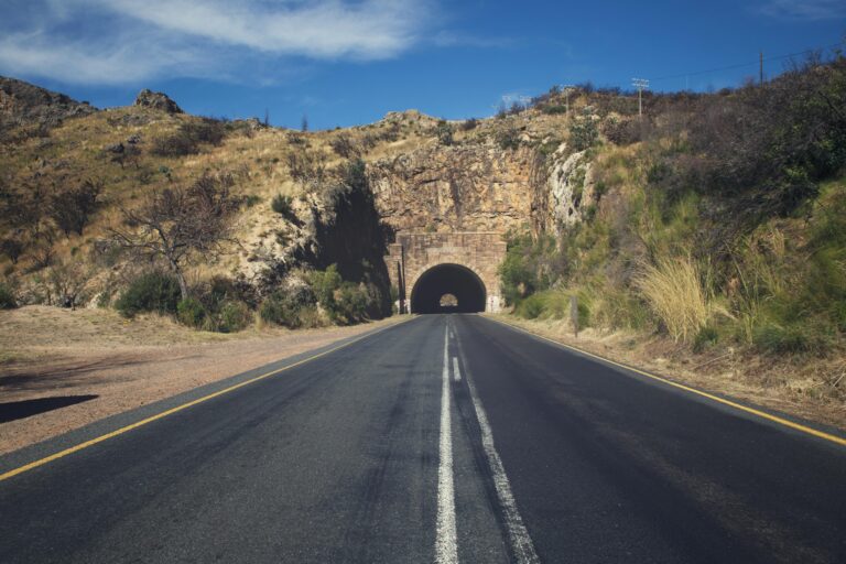 Tunnel Road oyna