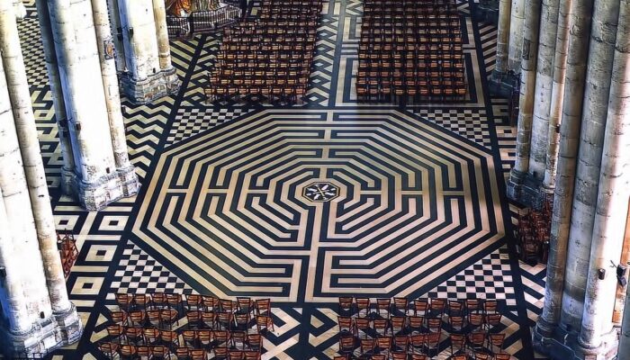 2 ve 3 Kişilik: Labirentteki Tanklar kapak görseli