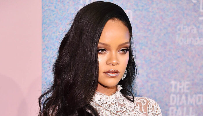 Rihanna`ya Makyaj Yap kapak görseli