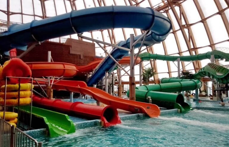 Slippery Water Slides: Aquapark.io oyna