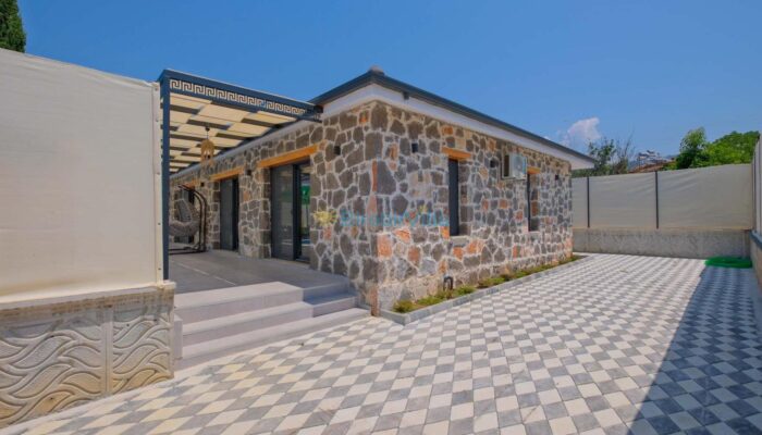 Kral Çiftlik kapak görseli